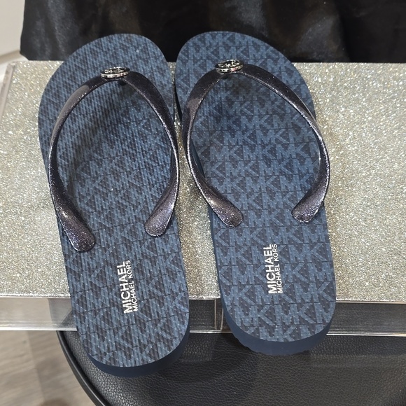 Michael Kors MK Logo Mini Jet Set Glitter Print Flip-Flop Sandals - Picture 8 of 8